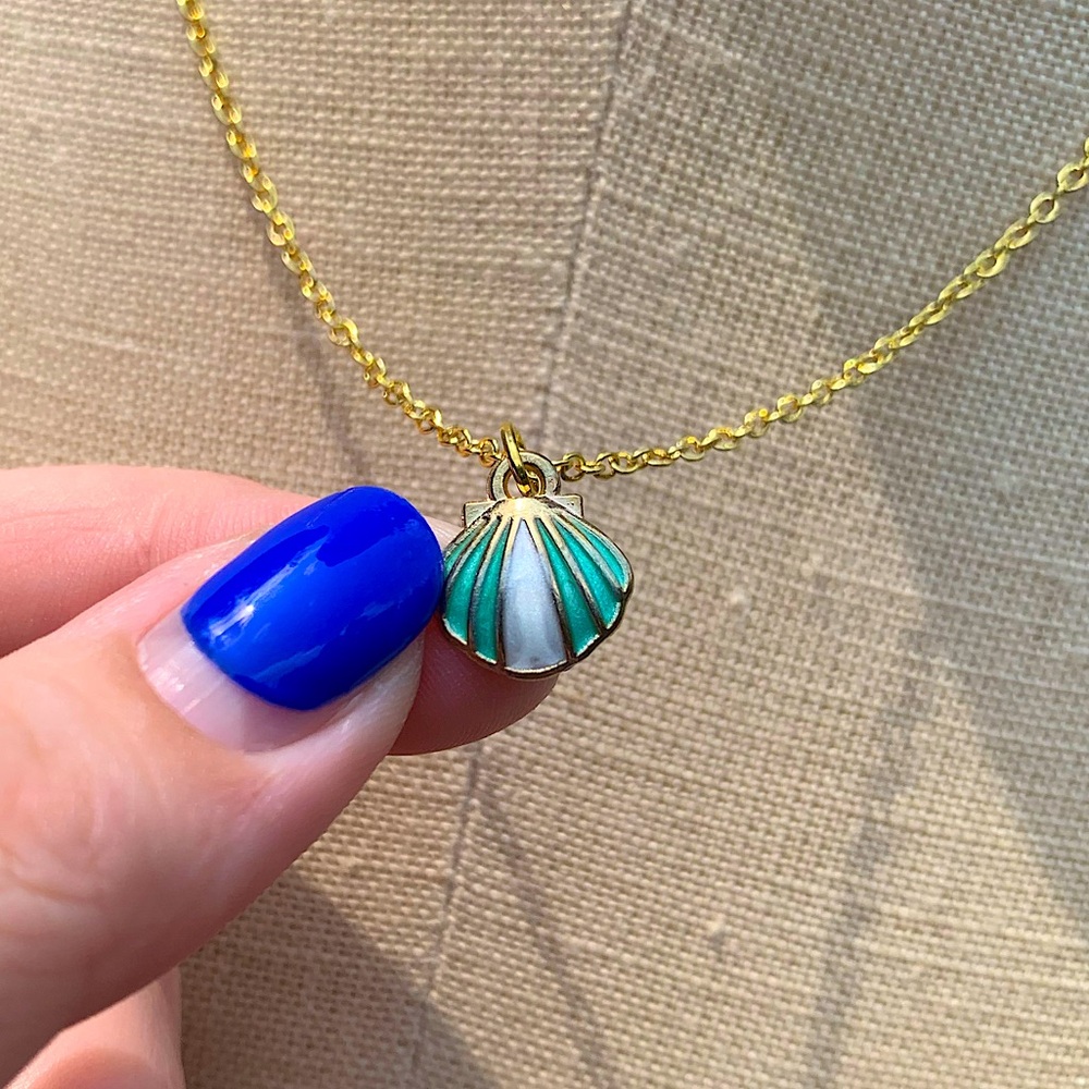NWT Sterling Silver Plated Chain, Enamel Seashell Alloy Charm Neckkace